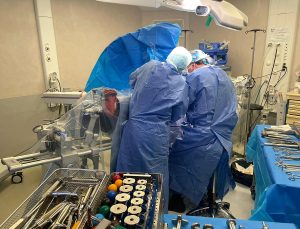 chirurgien-prothese-de-hanche-paris-bloc-operatoire